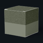 Giftbox met gesprokkelde mosgroene kleur – Aanpasb Bedankdoosjes<br><div class="desc">Modern en stijlvol, deze favor doos heeft een tweekleurig mosgroen ontwerp met een gespikkeld bovenstuk en een gladde basis, waardoor een rijke visuele textuur ontstaat die alles aanvult, van rustieke bruiloften tot elegante zakelijke evenementen. Het bovenste gedeelte glinstert subtiel met een zacht geluidseffect, terwijl de onderkant een kalme, gedempte basis...</div>