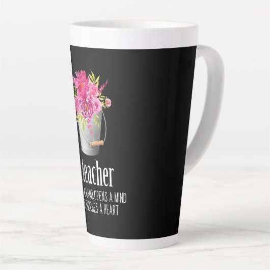 Gifts Teacher | Een leraar neemt een handje Latte Mok (Rechterhoek)