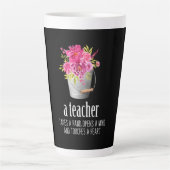 Gifts Teacher | Een leraar neemt een handje Latte Mok (Voorkant)