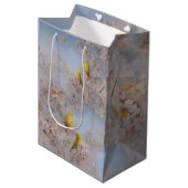 Giftzak met gele vogels - medium cadeauzakje (Voorkant Gekanteld)