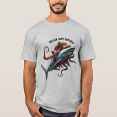 Gigantische octopus knuffelt een enorme grote witt t-shirt (Voorkant)