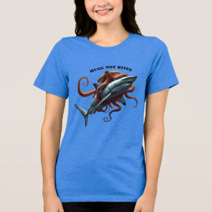 Gigantische octopus knuffelt een enorme grote witt Tri-Blend shirt