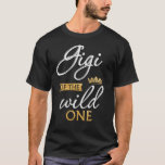 Gigi de Wild One Funny 1st Birthday Grandson G T-shirt<br><div class="desc">Gigi of the Wild One Shirt 1st Birthday grootmoeder T-shirt schattige kroon voor baby kleindochters geboortedag. Jonge boho bohemiaanse koningin, laat de wilde partij beginnen, schattige grootvader die familie stammen liefhebben van stammenkoppels t-shirts! kerstcadeauidee. Geweldige shirt dat overeenkomt met uw taart bovenaan en ballonnen voor decoraties en benodigdheden. Baby boy...</div>