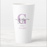 Gigi Elegant Script Monogram Lila Wit Latte Mok<br><div class="desc">Latte mok voor een nieuwe gigi of lang gevestigde! die je kunt personaliseren met de datum waarop ze oma of overgrootmoeder zijn geworden. Dit trendy minimalistische design heeft een kleurenpalet van lila, zwart en wit. Het heeft een Gigi monogram, met het initiaal letter G en de naam gigi, geschreven in...</div>