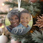 Gigi Grandma Script Overlay Glas Ornament<br><div class="desc">Creëer een cadeautje voor een speciale grootmoeder met deze mooie aangepaste sierbloem. "Gigi" verschijnt als elegante witte scriptbedekking op uw favoriete foto van oma en haar kleinkind of kleinkinderen.</div>