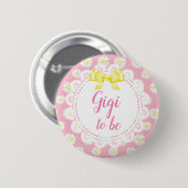 Gigi om Pink Daisies Baby shower Button te zijn (Voorkant /achterkant)