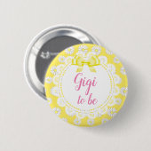 Gigi om Pink Daisies Baby shower Button te zijn (Voorkant /achterkant)