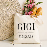 Gigi Romeins numeriek jaar vastgesteld Tote Bag<br><div class="desc">Dit strakke minimalistische tas is een moderne minimalistische canvas tas om een chique oma te vieren en heeft "Gigi" of uw oma-bijnaam in zwarte serif belettering. Aanpassen met het jaar dat ze een grootmoeder werd onder in elegante Romeinse cijfers voor een chique touch.</div>