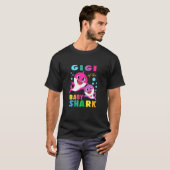 Gigi Shark, vrouw van de Birthday Baby T-shirt (Voorkant volledig)