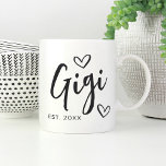 Gigi Year Fixed Grandma Koffiemok<br><div class="desc">Creëer een zoete keepslag voor oma met dit eenvoudige ontwerp dat "Gigi" in hand geschetst manuscript dat met hart wordt geaccentueerd kenmerkt. Pas aan met het jaar dat ze grootmoeder werd voor een schattig Moederdag of een zwangerschapsgeschenk.</div>