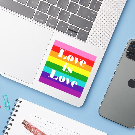 Gilbert Baker Gay Pride Vlag Liefde is Liefde Sticker (Laptop met iPhone)