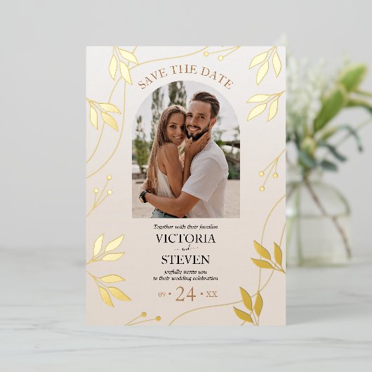 Gilded Floral | Casual bruiloft met goudolieramp Folie Uitnodiging (Staand Voorkant)