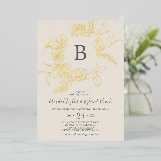 Gilded Floral | Gouden bruinkoolmonogram Folie Uitnodiging (Staand Voorkant)