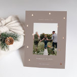 Gilded Forest | Kerstfoto van Elegant Folie Feestdagenkaart<br><div class="desc">Een modern en elegant kerstkaartenontwerp met één verticale foto op een neutrale achtergrond met een gouden folie roos-pijnbomen. Pas uw eigen vakantiegroet,  familienaam en het jaar onder aan.</div>