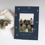 Gilded Forest | Kerstfoto van Elegant Folie Feestdagenkaart<br><div class="desc">Een modern en elegant kerstfeestkaartontwerp met één verticale foto op een blauw marineklein met zilveren folie pijnbomen. Pas uw eigen vakantiegroet,  familienaam en het jaar onder aan.</div>