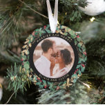 Gilded Greenery Black Married en Merry Two Photo Ornament<br><div class="desc">Dit prachtige ornament van de vakantiekleepaardjes van nieuwigheden is voorzien van een lelijke, feestelijke klauw van gouden bladeren, kerstgroen en rode holly bessen op een moderne zwarte achtergrond. Je persoonlijke trouwfoto gaat in het midden samen met de woorden "Gehuwd en Merry", en er is zelfs een plek voor jouw naam....</div>
