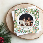 Gilded Greenery White | Kerstfeestvieren met meerd Drieluik Wenskaart<br><div class="desc">De cover van deze prachtige drieledige multifotoreportkaart is voorzien van een luchtige, feestelijke groef van gouden bladeren, kerstgroen en rode holly bessen op een moderne witte achtergrond. Je persoonlijke familiefoto gaat in het midden samen met een "prettige kerstcadeautje" en je namen. Met inbegrip van de binnenkant, is er ruimte voor...</div>