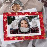 Gilded Snowflakes Foto Red en Gold Folie Feestdagenkaart<br><div class="desc">Een elegante vakantiefoto met uw horizontale foto omgeven door een wit lijst met prachtige gouden folie sneeuwvlokken op een rode achtergrond. Pas de gouden folie-sneeuwvlokpas aan met een aangepaste feestdag en uw familienaam. De folie-vakantiekaart keert terug naar een solide rode achtergrond</div>