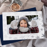 Gilded Snowflakes Photo Silver Folie Feestdagenkaart<br><div class="desc">Een elegante vakantiefoto met uw horizontale foto gemaakt door prachtige,  zilveren folie sneeuwvlokken met een witte achtergrond. Pas de zilveren folie-sneeuwflake-vakantiekaart aan met een aangepaste vakantiegroet en uw familienaam. De kerstkaart van de folie keert terug naar een stevige marineachtergrond.</div>