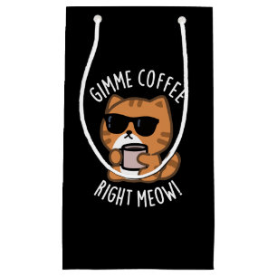 Gimme Coffee Right Meow Funny Cat Pun Dark BG Klein Cadeauzakje