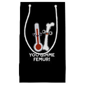 Gimme Femur Funny Song Bone Pun Dark BG Klein Cadeauzakje (Voorkant)
