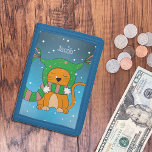 Ginger Cat in Sneeuwblauw Wallet met naam Drievoud Portemonnee<br><div class="desc">Een blauwe portemonnee met een schattige cartoon gemberkat die een beanie verdient en een sjaal die moedig in de sneeuw staat. Pas het met een naam aan. Maak een geweldig cadeau voor kinderen of iedereen die van katten houdt. © ArianeC Illustraties-Alle rechten voorbehouden</div>