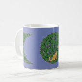 Ginger cat kijkt naar een vlinder koffiemok (Voorkant links)