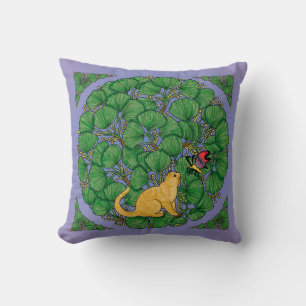 Ginger cat kijkt naar een vlinder kussen