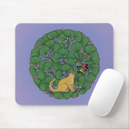 Ginger cat kijkt naar een vlinder muismat