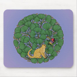 Ginger cat kijkt naar een vlinder muismat