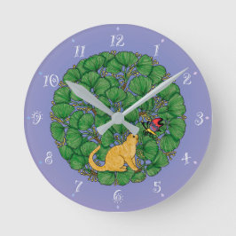 Ginger cat kijkt naar een vlinder ronde klok