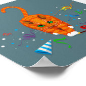 Ginger cat speelt met partijitems in nieuwjaar poster (Hoek)