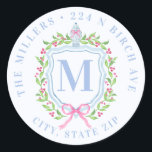 Ginger Jar & Christmas Berries Monogram Adres Ronde Sticker<br><div class="desc">Deze sticker heeft een preppy grandmillennial-ontwerp met een kerstkam met een Chinoiserie-gemberpot omringd door bessen. U kunt uw initiaal,  naam en adres personaliseren.</div>