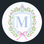 Ginger Jar & Christmas Berries Monogram Ronde Sticker<br><div class="desc">Deze sticker heeft een preppy grandmillennial-ontwerp met een kerstkam met een Chinoiserie-gemberpot omringd door bessen. Je kunt je personaliseren met je initiaal.</div>