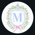 Ginger Jar & Christmas Berries Monogram Ronde Sticker<br><div class="desc">Deze sticker heeft een preppy grandmillennial-ontwerp met een kerstkam met een Chinoiserie-gemberpot omringd door bessen. Je kunt je personaliseren met je initiaal.</div>