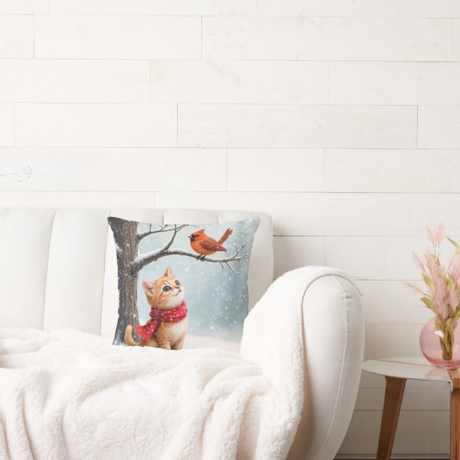 Ginger Kat Kijken naar een Winter Kardinaal Kussen (Bank)