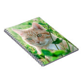 Ginger Kat met groene ogen in gras Notitieboek (Rechterzijde)
