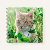 Ginger Kat met groene ogen in gras Notitieboek (Voorkant)