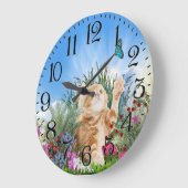 Ginger kitten die met een vlinder spelen grote klok (Hoek)