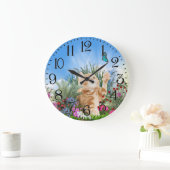 Ginger kitten die met een vlinder spelen grote klok (Huis)