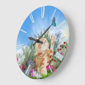 Ginger kitten die met een vlinder spelen grote klok (Hoek)