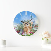 Ginger kitten die met een vlinder spelen grote klok (Huis)