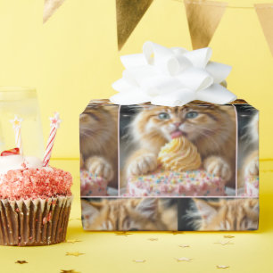 Ginger Kitten met het likken van een verjaardagsta Cadeaupapier
