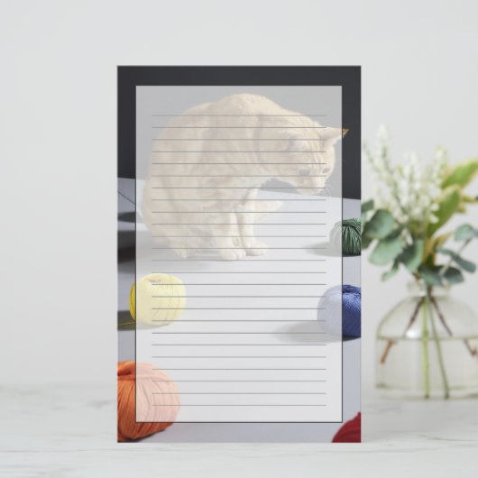 Ginger tabby kat op tafel briefpapier (Staand voorkant)