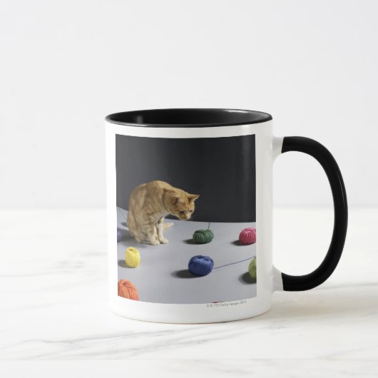 Ginger tabby kat op tafel mok (Rechts)