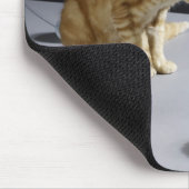 Ginger tabby kat op tafel muismat (Hoek)