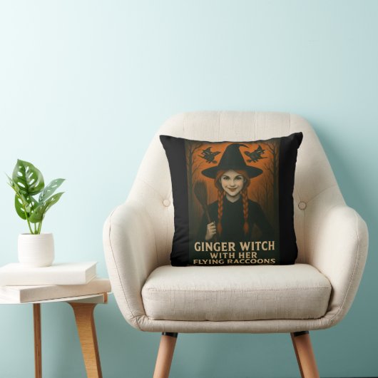 Ginger Witch met haar vliegende wasberen V2 Kussen (Stoel)