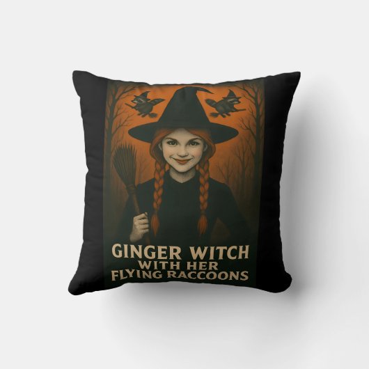 Ginger Witch met haar vliegende wasberen V2 Kussen (Achterkant)