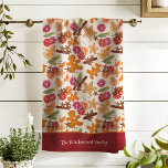 Gingerbread Citrus Spice Christmas familienaam toe Theedoek<br><div class="desc">Dit zoete ontwerp is gemaakt met behulp van mijn Scandinavische geïnspireerde koekjes in de vorm van een peperkoekman, een kerstboom en een ster omringd door citrus, gedroogde kruiden, groen en bessen die het gevoel oproepen van een warme cottage-keuken bij oma's gevuld met de geuren van vakantiebakken! ... Vind meer coördinerende...</div>