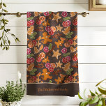 Gingerbread Citrus Spice Christmas familienaam toe Theedoek<br><div class="desc">Dit zoete ontwerp in een bruine colorway is gemaakt met behulp van mijn Scandinavische geïnspireerde koekjes in de vorm van een peperkoekman, een kerstboom en een ster omringd door citrus, gedroogde kruiden, groen en bessen die het gevoel oproepen van een warme cottage-keuken bij oma's gevuld met de geuren van vakantiebakken!...</div>